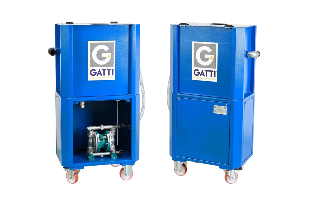 Tecnologie avanzate per la filtrazione degli oli lubrificanti con Gatti Filtrazioni Lubrificanti. Imponente macchina cilindrica in plastica nell'ingegneria industriale.