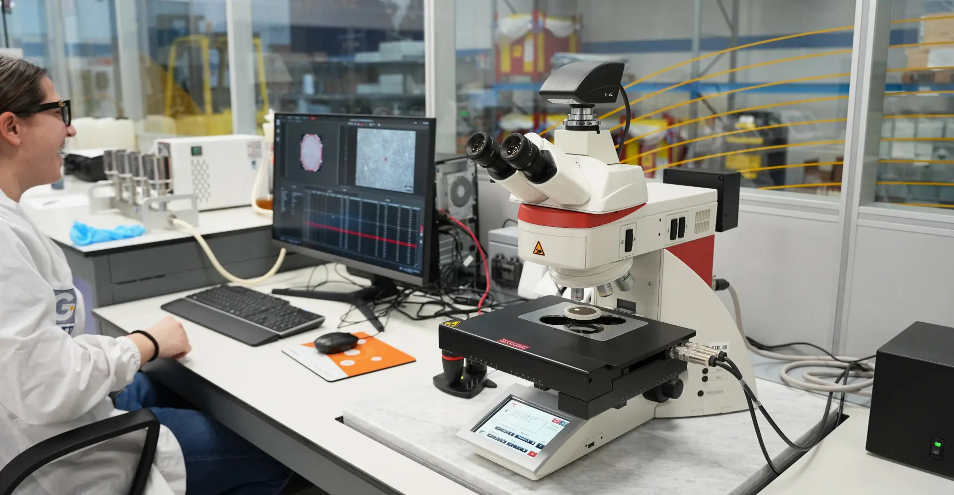 Microscopio elettronico per analisi scientifiche nel laboratorio di Gatti Filtrazioni Lubrificanti.