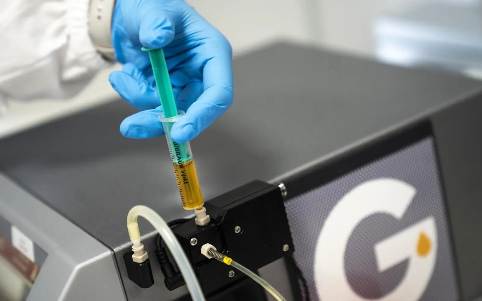 Tecnologia avanzata per la sicurezza nelle analisi con guanti medici e da lavoro - Gatti Filtrazioni Lubrificanti