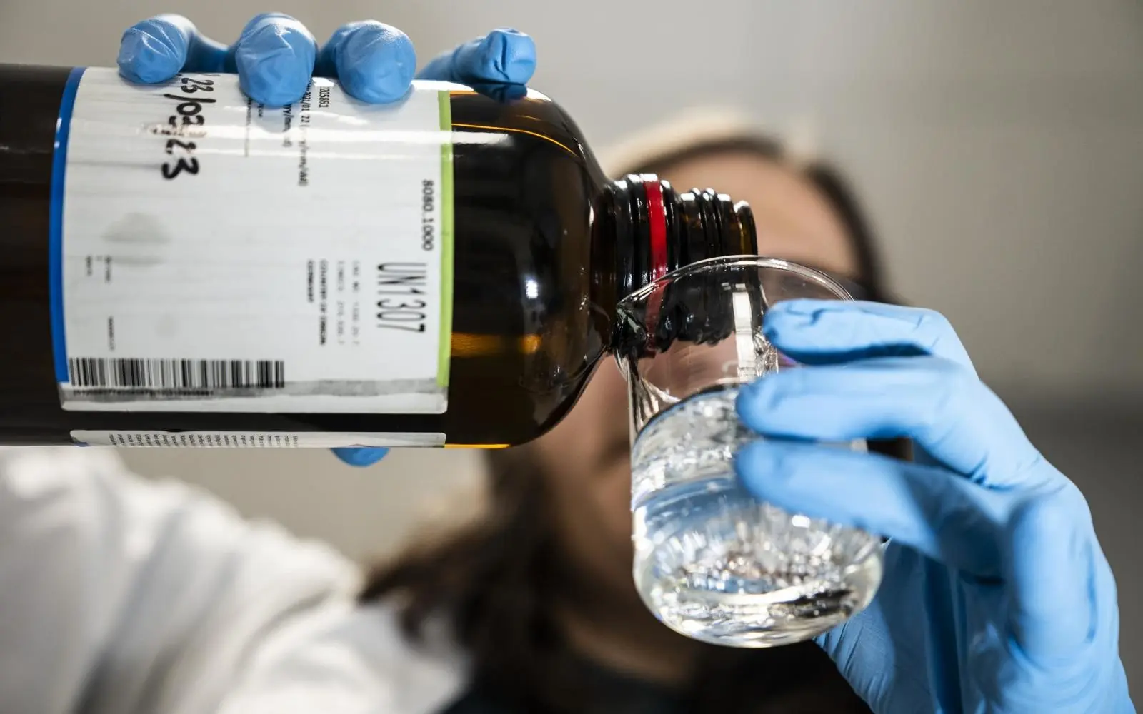 Bottiglia di vetro con liquido Gatti Filtrazioni Lubrificanti.