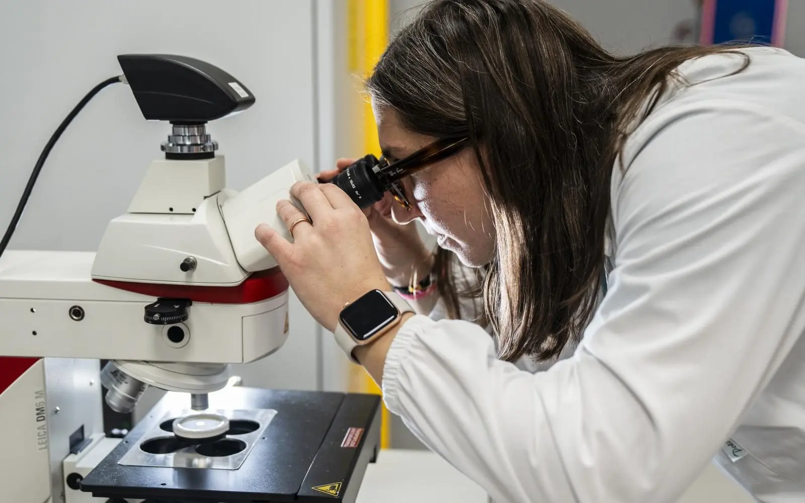 Microscopio per analisi e ricerca scientifica in laboratorio - Gatti Filtrazioni Lubrificanti