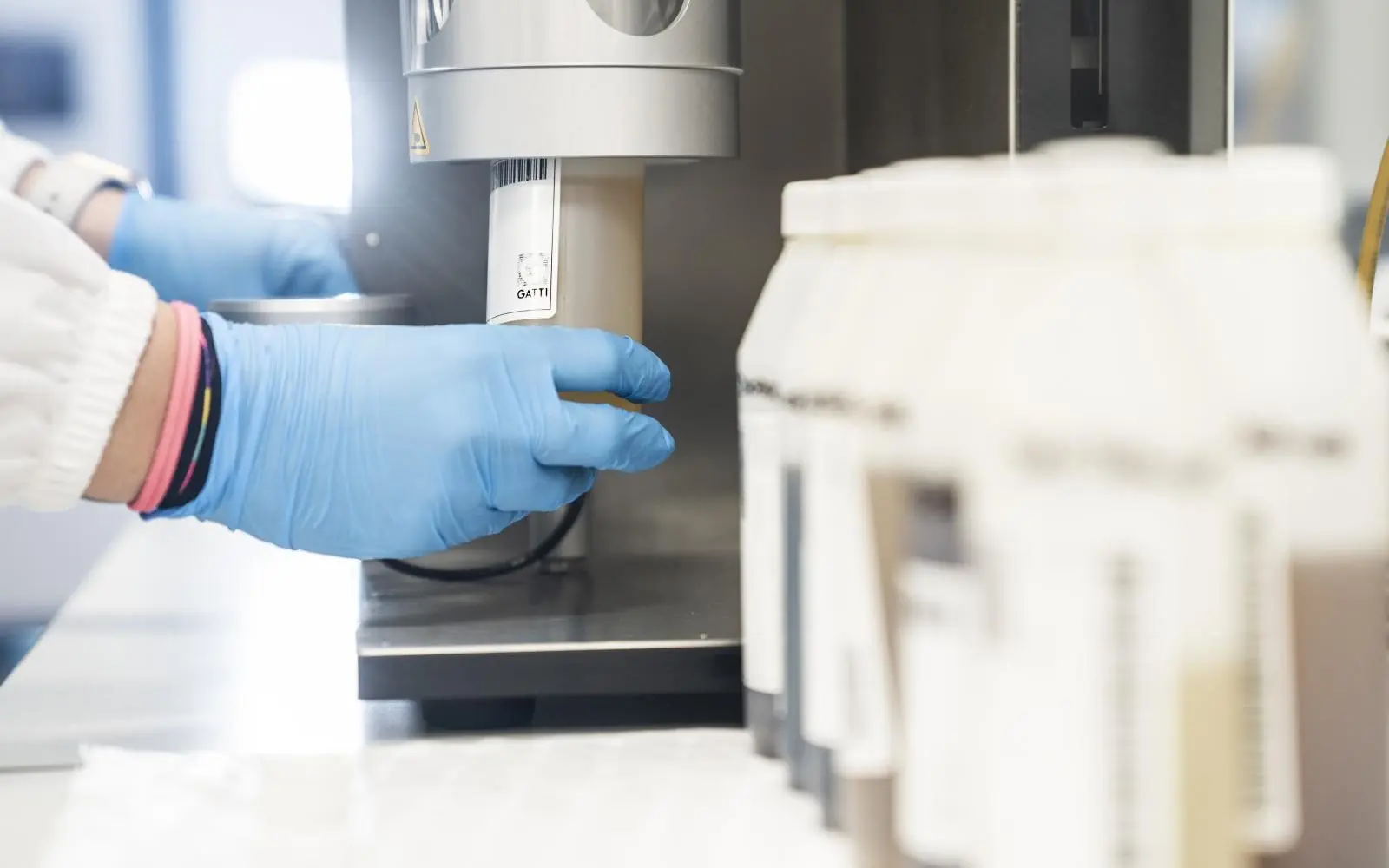 Gatti Filtrazioni Lubrificanti: scienziati e tecnologia in laboratorio per l'ingegneria delle macchine.