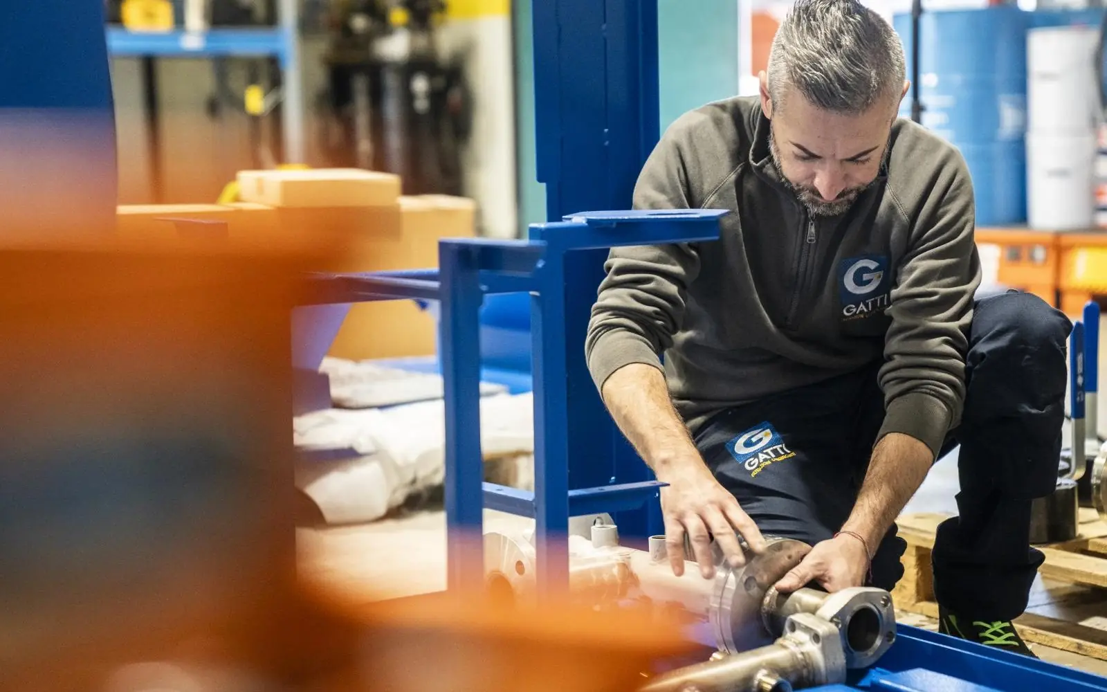 Uniforme da lavoro per meccanico. Gatti Filtrazioni Lubrificanti: partner per la gestione degli oli e la manutenzione meccanica.