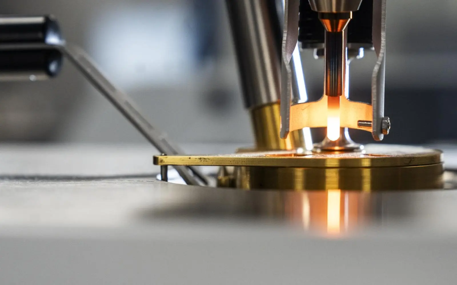 Laboratorio con macchina tecnologica per la filtrazione degli oli lubrificanti - Gatti Filtrazioni Lubrificanti