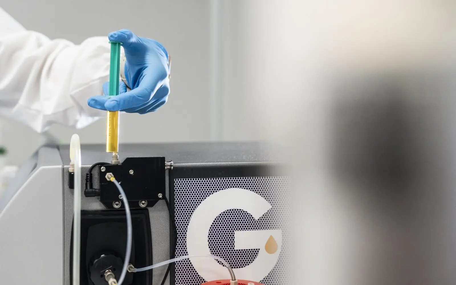 Tecnologia avanzata per la filtrazione dell'olio: macchina, guanto di sicurezza, elettronica. Gatti Filtrazioni Lubrificanti.