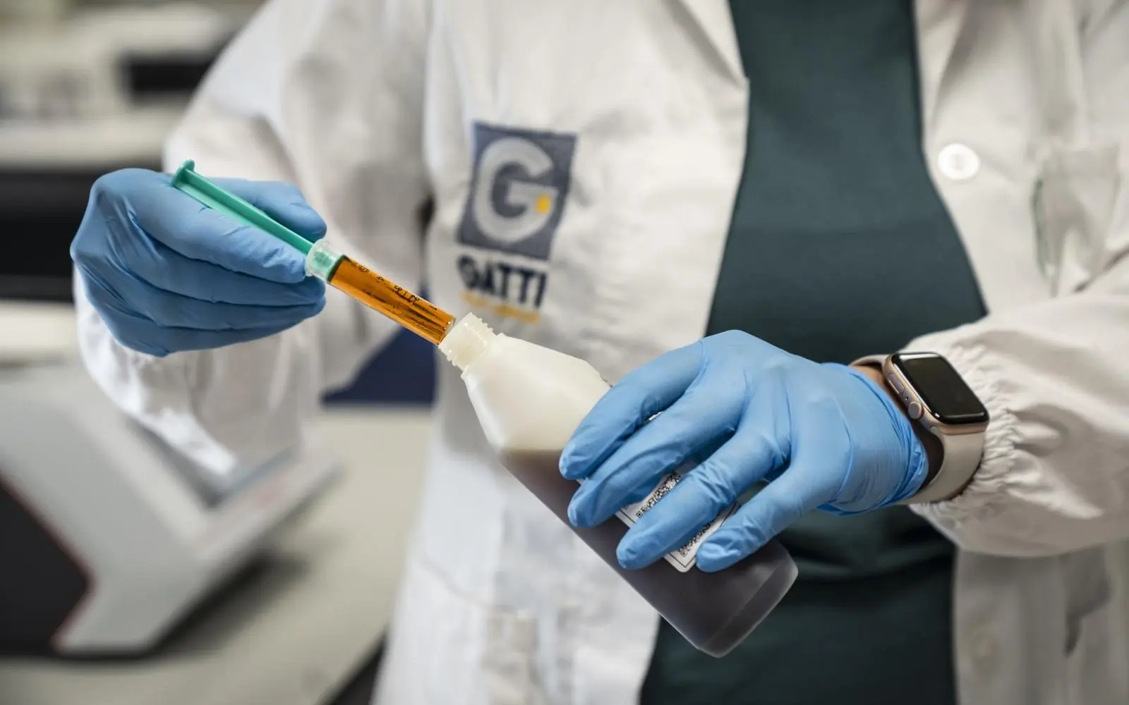 Guanto medico per laboratorio Gatti Filtrazioni Lubrificanti - dito fluido del scientist.