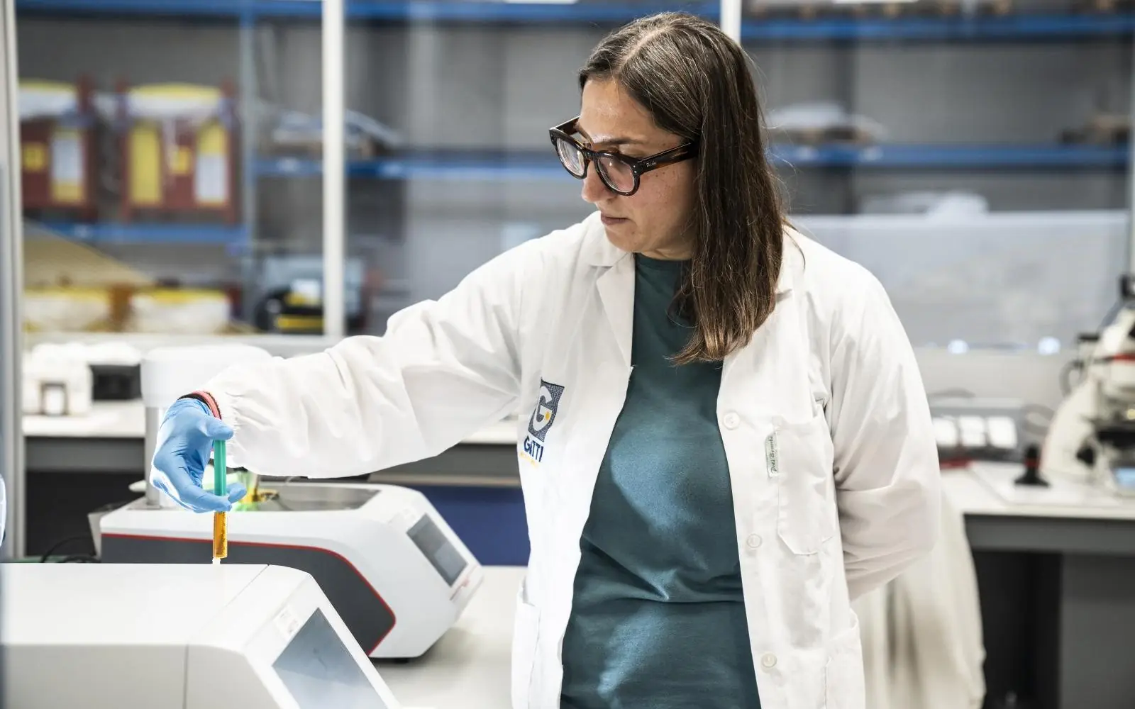 Scienziato con camice bianco in laboratorio di ricerca - Gatti Filtrazioni Lubrificanti