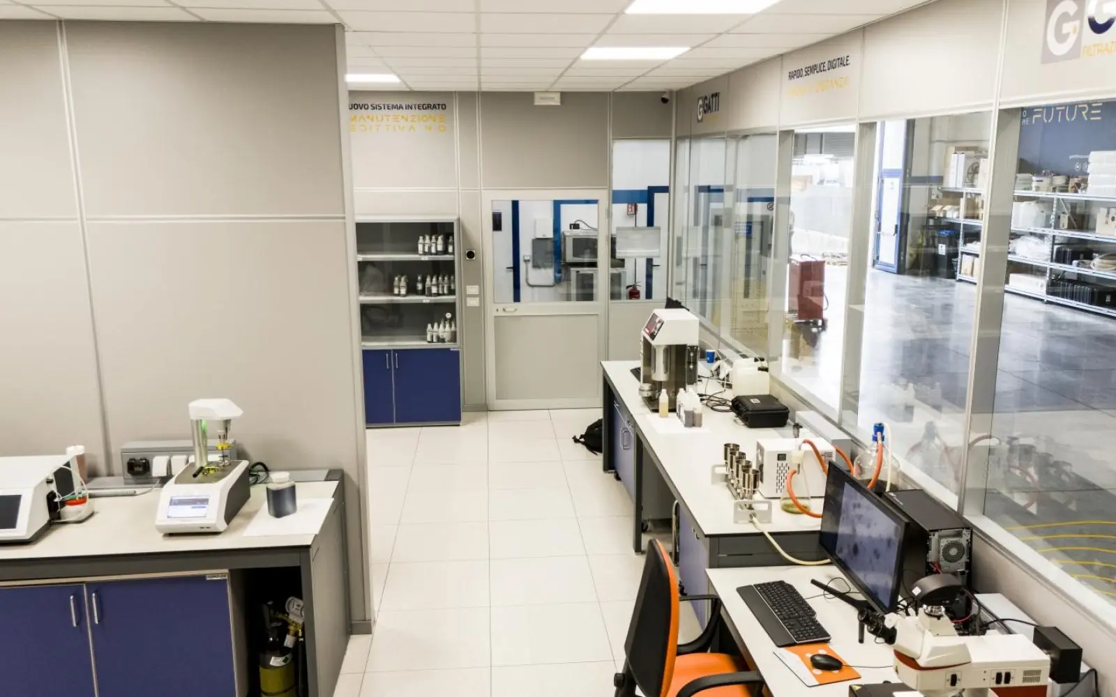Laboratorio 2025-01 con device e monitor per Gatti Filtrazioni Lubrificanti.