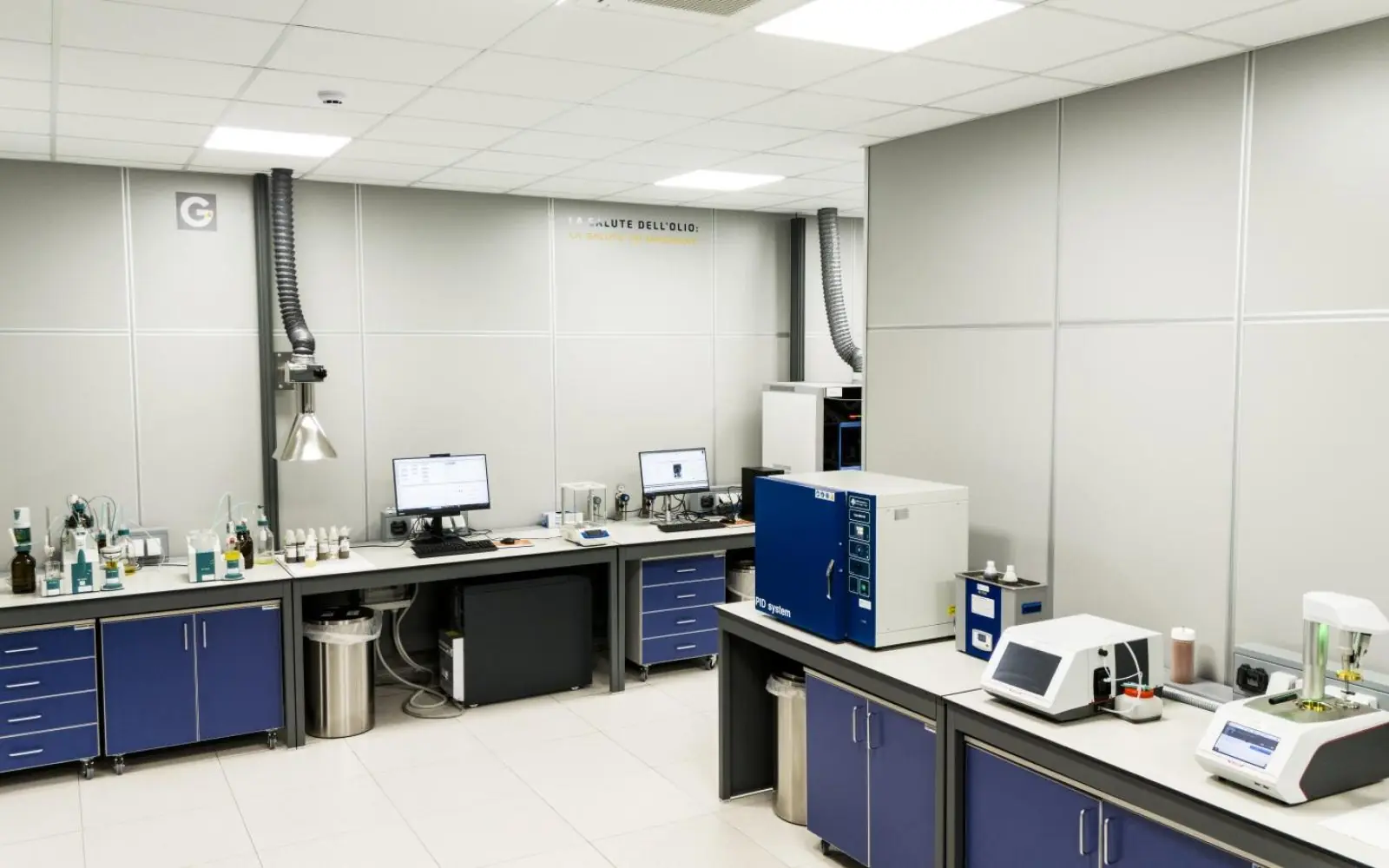 Laboratorio con dispositivi elettronici su scrivania per analisi e gestione oli lubrificanti. Gatti Filtrazioni Lubrificanti.